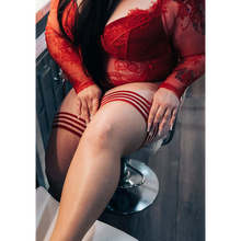 Carregar imagem no visualizador da galeria, Meias de ligas transparentes com liga em vermelho - Whitney - Kixies