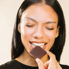 Carregar imagem no visualizador da galeria, Chocolate afrodisíaco negro com morangos + jogo verdade ou consequência