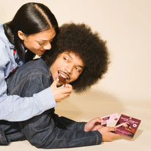 Carregar imagem no visualizador da galeria, Chocolate afrodisíaco negro com morangos + jogo verdade ou consequência
