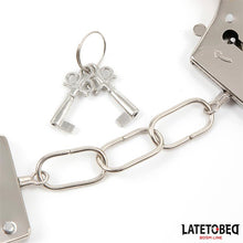 Carregar imagem no visualizador da galeria, Algemas de metal com pêlo preto - Furry metal cuff - Latetobed