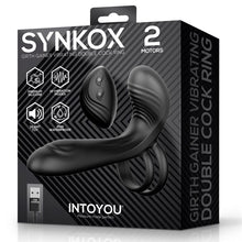 Carregar imagem no visualizador da galeria, Vibrador para casal/engrossador de pénis com estimulador de clitóris, anel para pénis e testículos e comando - Synkox - IntoYou