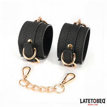 Carregar imagem no visualizador da galeria, Algemas para pulsos - Preto e dourado - Weaving patterns wrist cuff