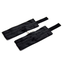 Carregar imagem no visualizador da galeria, Algemas para pulsos com velcro - Fur velcro cuffs - Preto - IntoYou