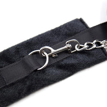 Carregar imagem no visualizador da galeria, Algemas para pulsos com velcro - Fur velcro cuffs - Preto - IntoYou