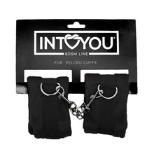 Carregar imagem no visualizador da galeria, Algemas para pulsos com velcro - Fur velcro cuffs - Preto - IntoYou