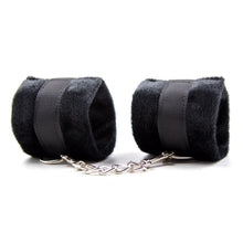 Carregar imagem no visualizador da galeria, Algemas para pulsos com velcro - Fur velcro cuffs - Preto - IntoYou