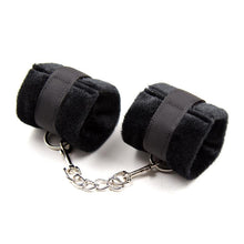 Carregar imagem no visualizador da galeria, Algemas para pulsos com velcro - Fur velcro cuffs - Preto - IntoYou