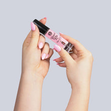 Carregar imagem no visualizador da galeria, Batom efeito vibração para sexo oral com aroma a Coca cola - Vibrant Kiss Lip Gloss
