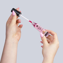 Carregar imagem no visualizador da galeria, Batom efeito vibração para sexo oral com aroma a Pipoca - Vibrant Kiss Lip Gloss