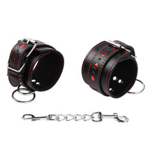 Carregar imagem no visualizador da galeria, Algemas de pulsos com corações - Ohmama