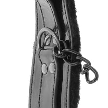 Carregar imagem no visualizador da galeria, Algemas para tornozelos com cadeado - Black ankle cuffs with fur and padlock - Darkness