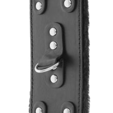 Carregar imagem no visualizador da galeria, Algemas ajustáveis e forradas com pelo - Wide black handcuffs with fur - Darkness