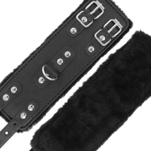 Carregar imagem no visualizador da galeria, Algemas ajustáveis e forradas com pelo - Wide black handcuffs with fur - Darkness