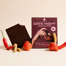 Carregar imagem no visualizador da galeria, Chocolate afrodisíaco negro com morangos + jogo verdade ou consequência
