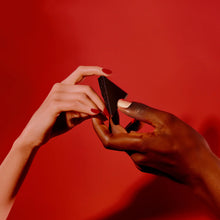 Carregar imagem no visualizador da galeria, Chocolate afrodisíaco negro com morangos + jogo verdade ou consequência
