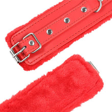 Carregar imagem no visualizador da galeria, Algemas vermelhas para pulsos - Premium fur lined wrist red - Latetobed
