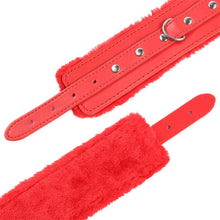 Carregar imagem no visualizador da galeria, Algemas vermelhas para pulsos - Premium fur lined wrist red - Latetobed
