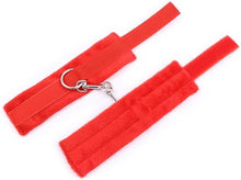 Carregar imagem no visualizador da galeria, Algemas para pulsos ou tornozelos com velcro - Fur velcro cuffs - Vermelho - Into You
