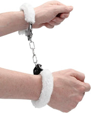 Carregar imagem no visualizador da galeria, Algemas de metal com pêlo branco - Pleasure furry handcuffs - Ouch!
