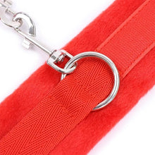 Carregar imagem no visualizador da galeria, Algemas para pulsos ou tornozelos com velcro - Fur velcro cuffs - Vermelho - Into You
