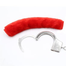 Carregar imagem no visualizador da galeria, Algemas de metal com pêlo - Vermelho - Fur Love Cuffs
