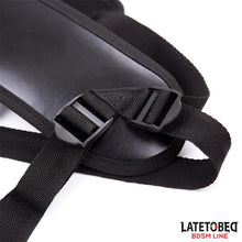 Carregar imagem no visualizador da galeria, Cinta / Arnês de strap-on com anel metálico - Corset-back strap-on harness - Latetobed
