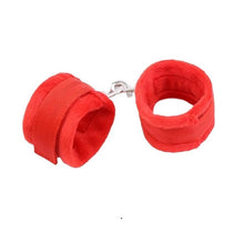 Carregar imagem no visualizador da galeria, Algemas para pulsos ou tornozelos com velcro - Fur velcro cuffs - Vermelho - Into You
