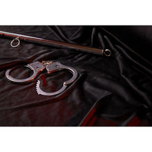Carregar imagem no visualizador da galeria, Algemas metálicas para pulsos - Metal hand cuffs - Ouch!
