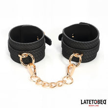 Carregar imagem no visualizador da galeria, Algemas para pulsos - Preto e dourado - Weaving patterns wrist cuff
