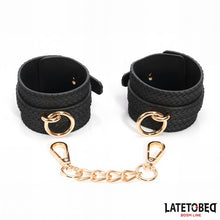Carregar imagem no visualizador da galeria, Algemas para pulsos - Preto e dourado - Weaving patterns wrist cuff
