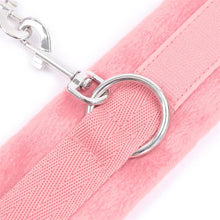 Carregar imagem no visualizador da galeria, Algemas para pulsos ou tornozelos com velcro - Fur velcro cuffs - Rosa - Into You
