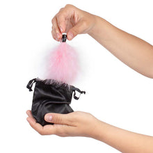 Carregar imagem no visualizador da galeria, Kit com pluma e pó comestível - Chocolate - Golden light edible body powder- Secret Play
