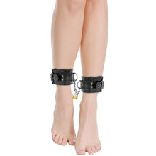 Carregar imagem no visualizador da galeria, Algemas para tornozelos com cadeado - Black ankle cuffs with fur and padlock - Darkness
