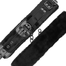 Carregar imagem no visualizador da galeria, Algemas para tornozelos com cadeado - Black ankle cuffs with fur and padlock - Darkness
