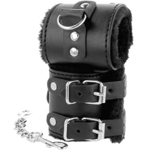 Carregar imagem no visualizador da galeria, Algemas ajustáveis e forradas com pelo - Wide black handcuffs with fur - Darkness
