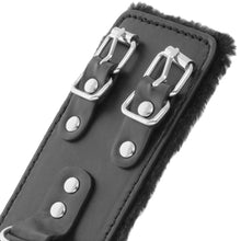 Carregar imagem no visualizador da galeria, Algemas ajustáveis e forradas com pelo - Wide black handcuffs with fur - Darkness
