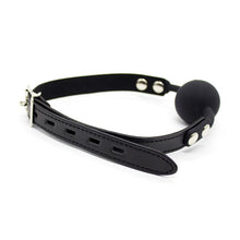 Carregar imagem no visualizador da galeria, Mordaça com bola de silicone e cadeado - 4 cm - Silicone Ball Gag
