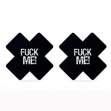 Carregar imagem no visualizador da galeria, Pack 2 Tapa-mamilos em Cruz - Fuck Me - Preto e Rosa - Nipple Pastie - Love Toy

